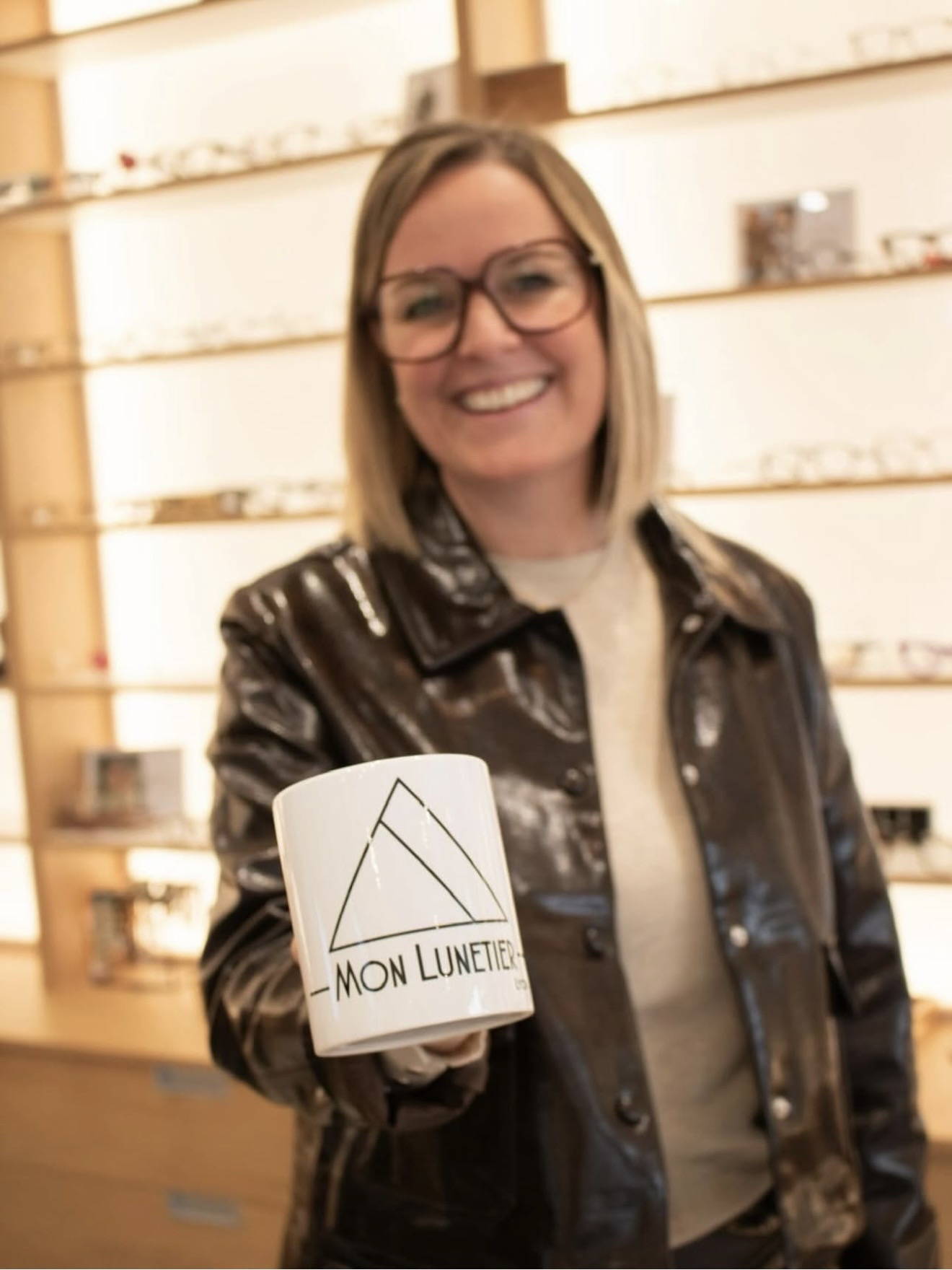 Monture de lunettes tenue à la main
